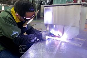 不銹鋼鈑金焊接加工廠家，【恒宇泰金屬】每個產(chǎn)品都經(jīng)過自檢互檢才出廠