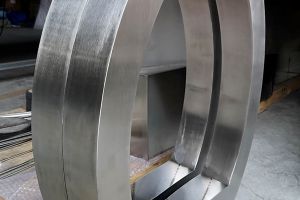 不銹鋼加工找哪家鈑金廠？【恒宇泰】全套數(shù)控設(shè)備，保障產(chǎn)品精度