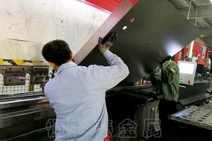 在鈑金件折彎加工過程中有幾個關(guān)鍵問題需要特別關(guān)注