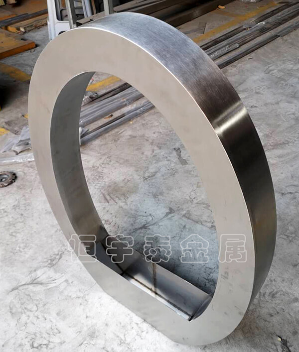 對(duì)不銹鋼板進(jìn)行異形折彎的加工處理