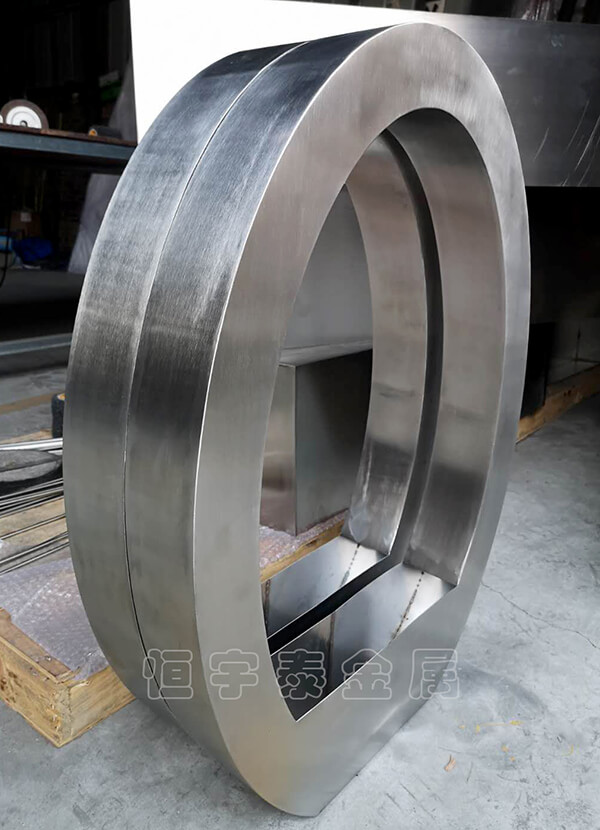 對(duì)不銹鋼板進(jìn)行異形折彎的加工處理