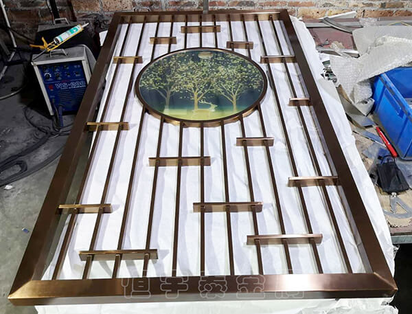 加工鏡面不銹鋼板時我們需要考慮哪些因素
